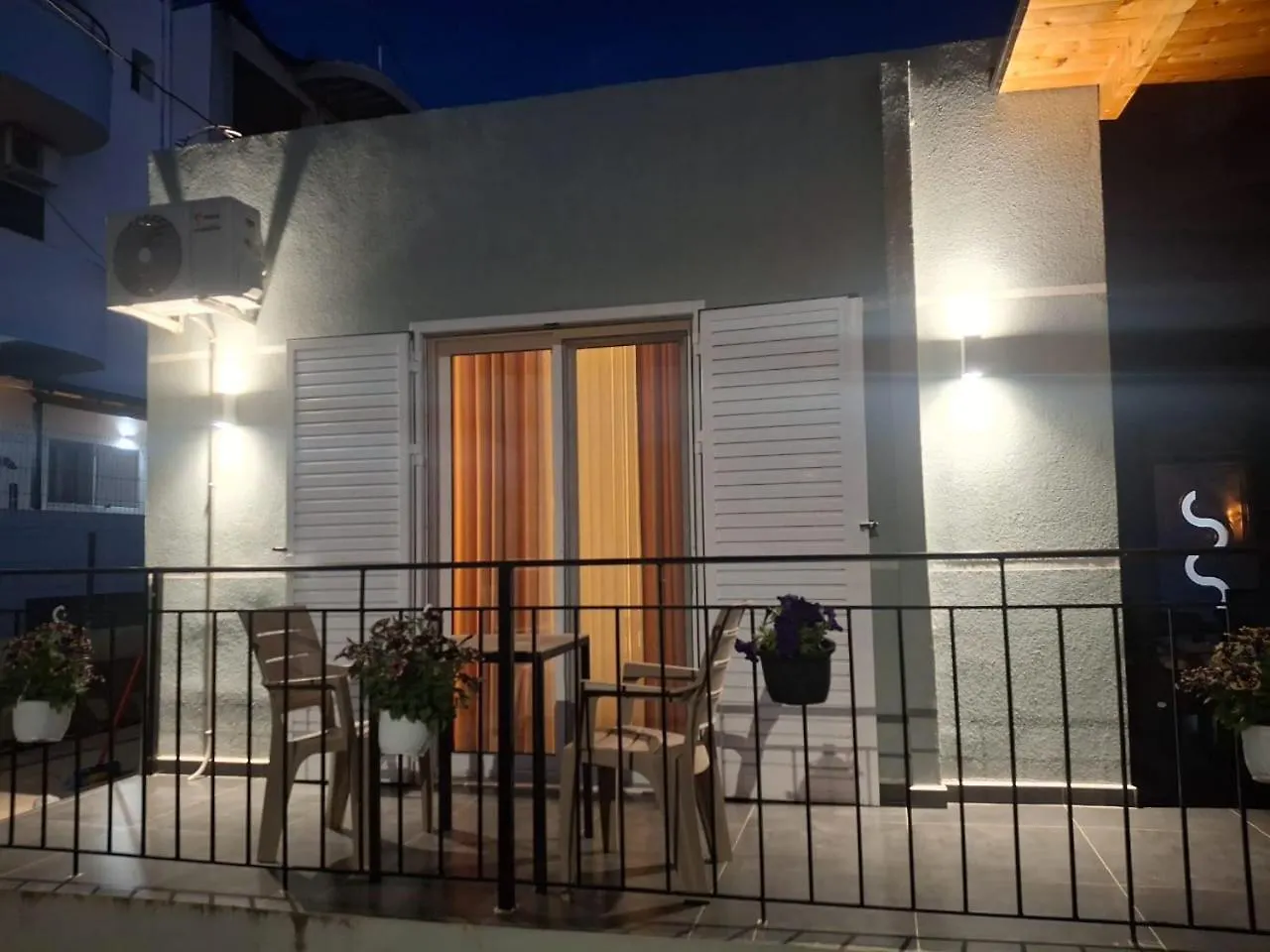 Apartments Tini Εξαμίλιο