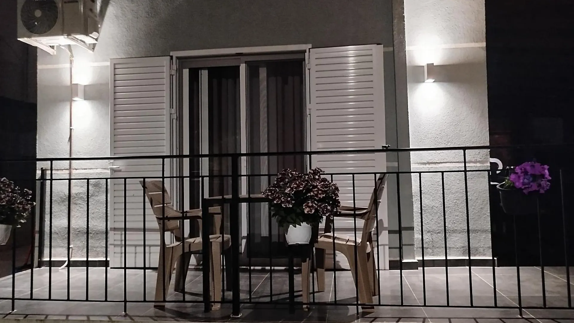 Apartments Tini Εξαμίλιο
