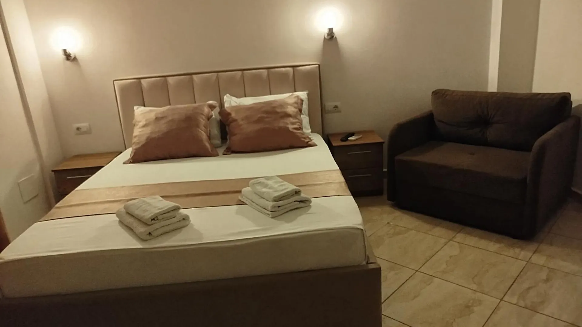 Apartments Tini Εξαμίλιο
