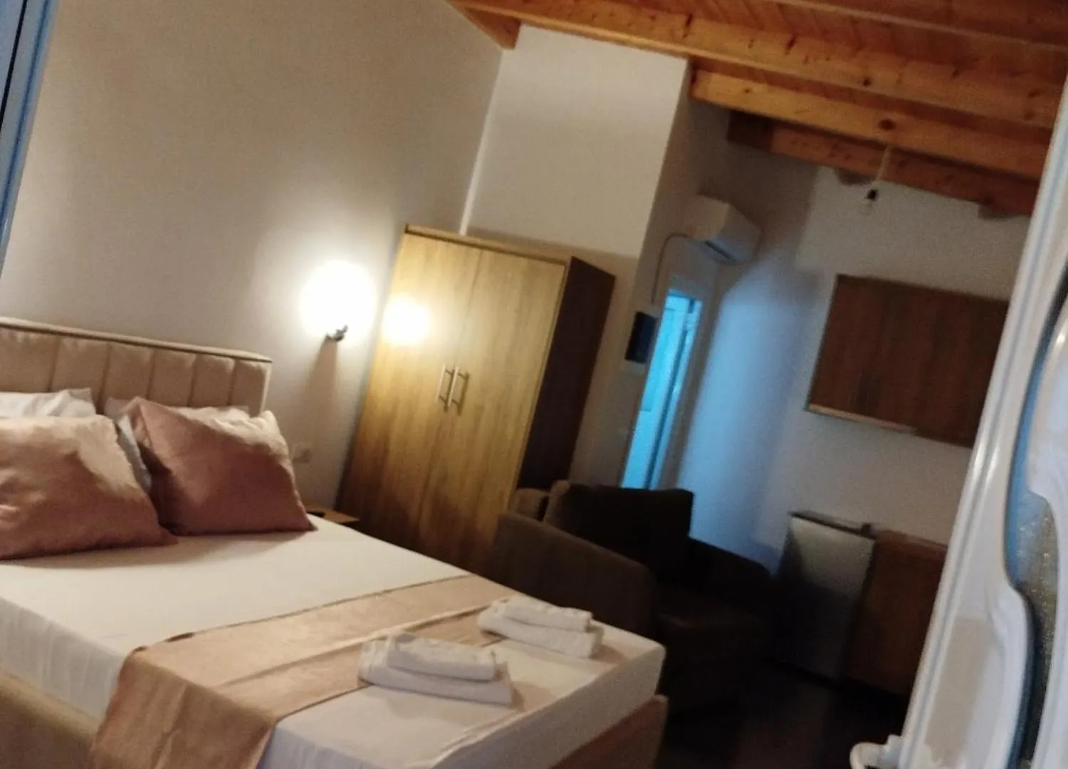 Apartments Tini Εξαμίλιο
