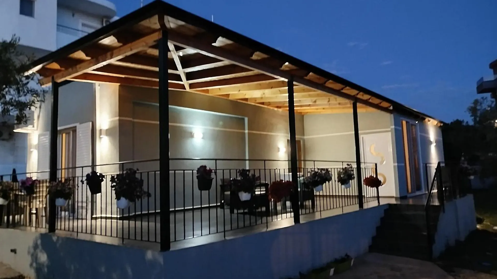 Apartments Tini Εξαμίλιο