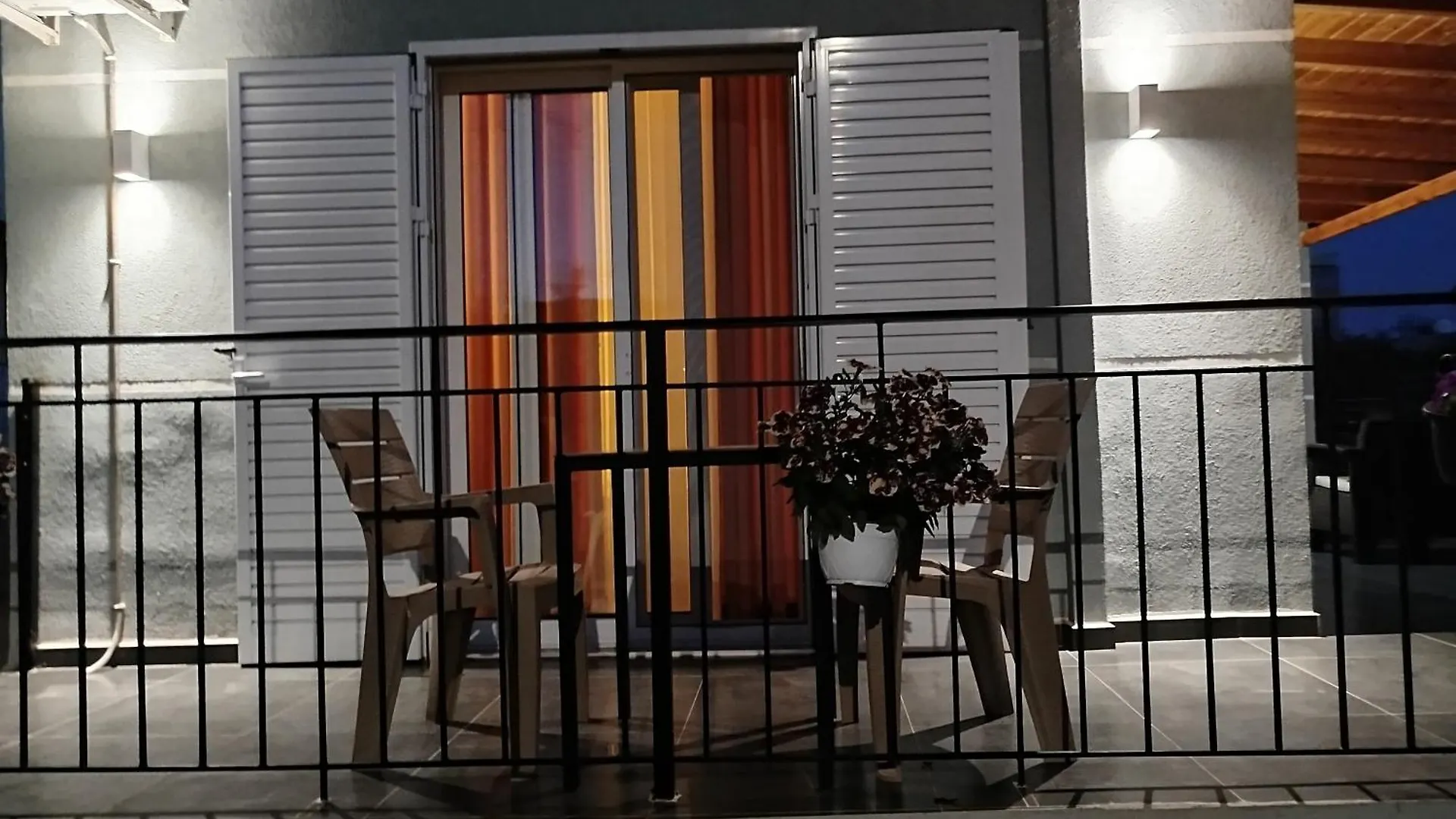 Apartments Tini Εξαμίλιο